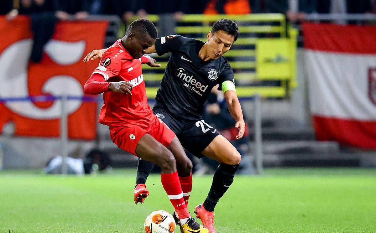 包含法兰克福主场胜利，继续保持领头羊地位的词条