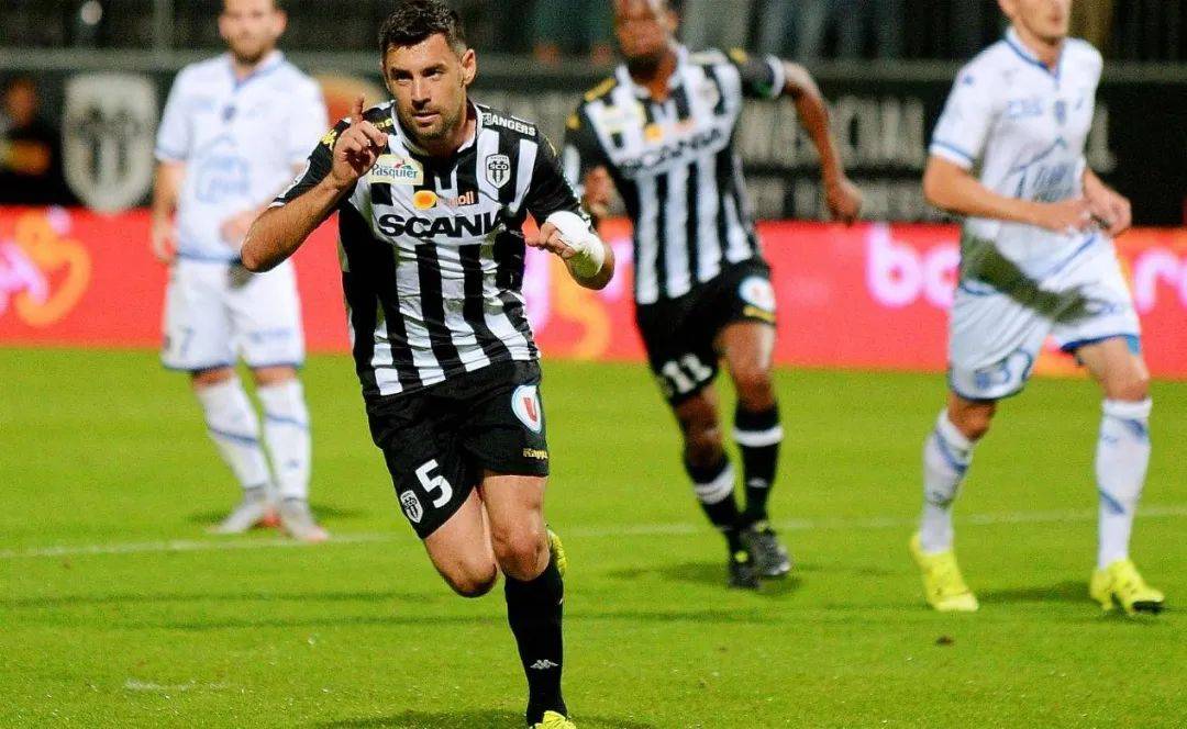 包含昂热客场一球小胜，跻身联赛前八的词条