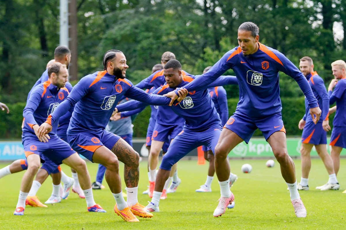 荷兰队力克对手,赢得一场胜利 荷兰队力克对手,赢得一场胜利