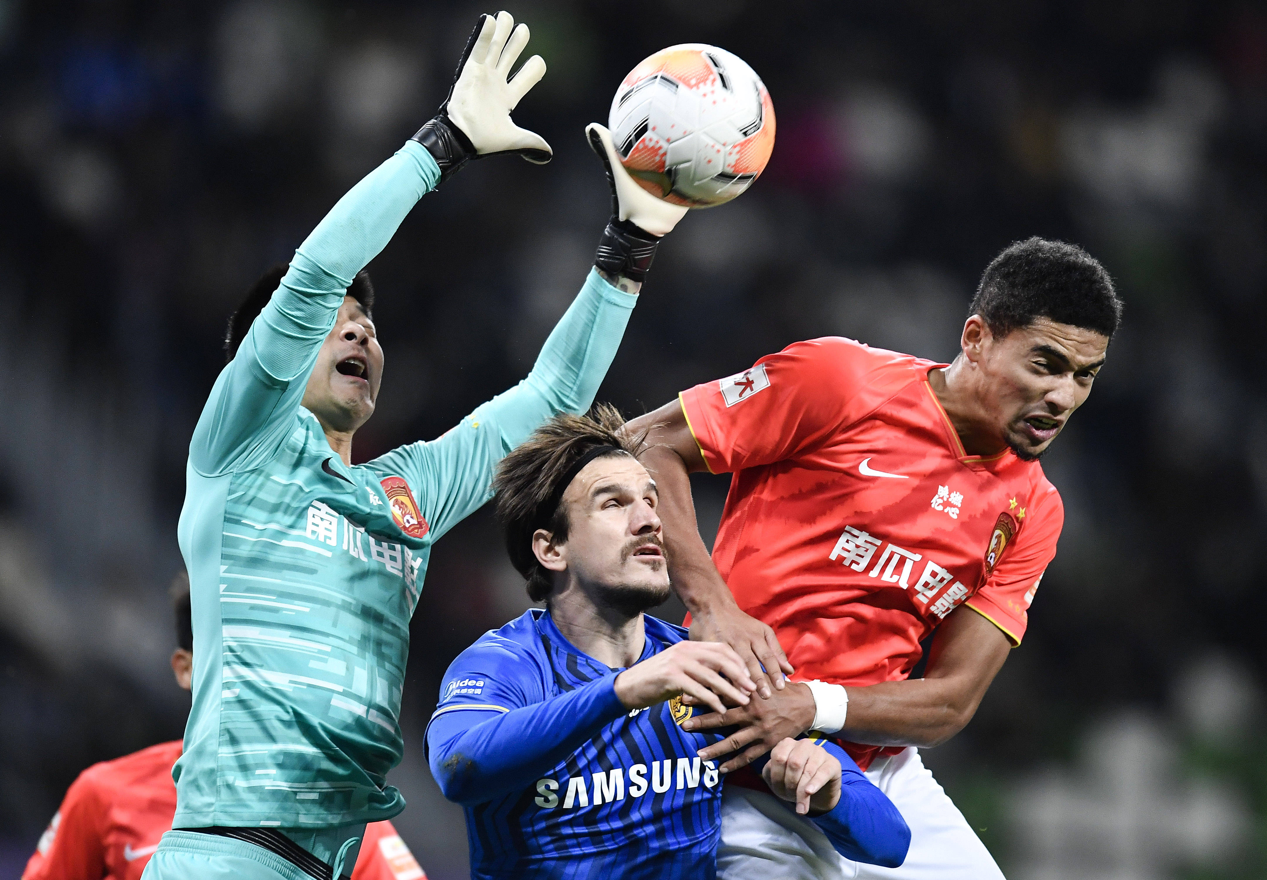 包含苏宁战胜恒大！豪取连胜，苏宁领跑中超积分榜的词条