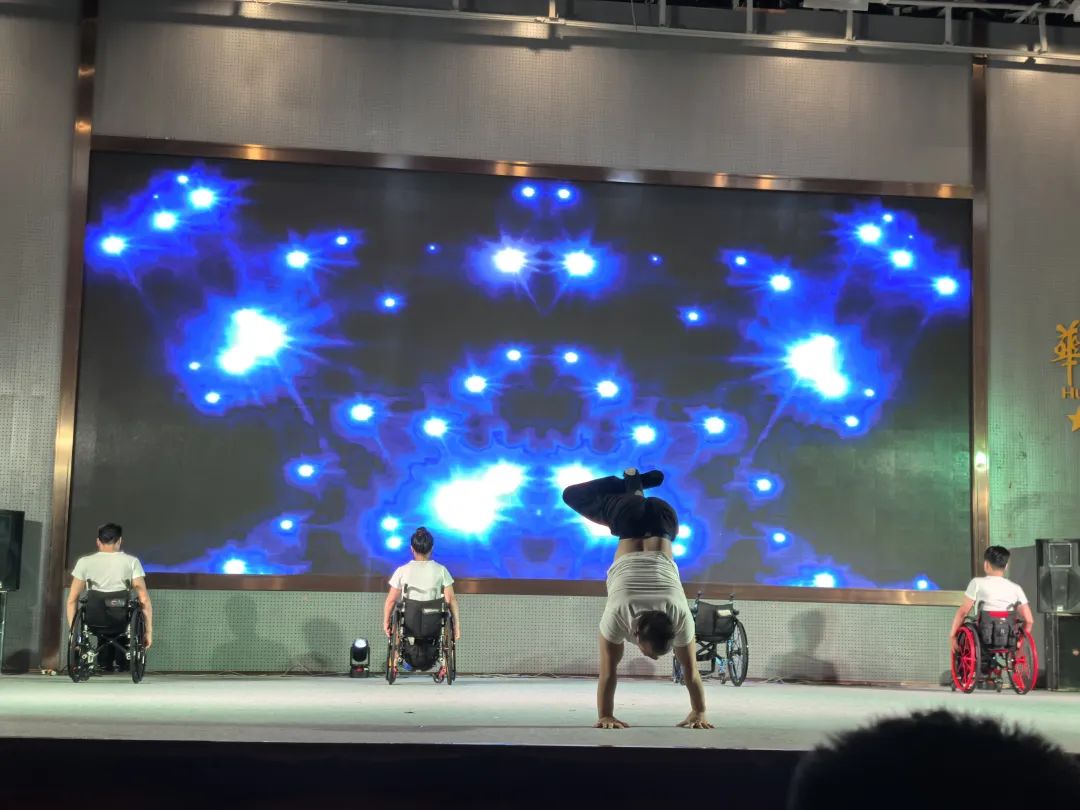 黑白直播在线观看-包含精彩的比赛将震撼观众们的心灵的词条