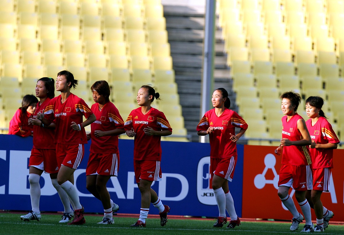 黑白直播体育-中国女足运动员在比赛中努力拼搏，取得胜利的简单介绍