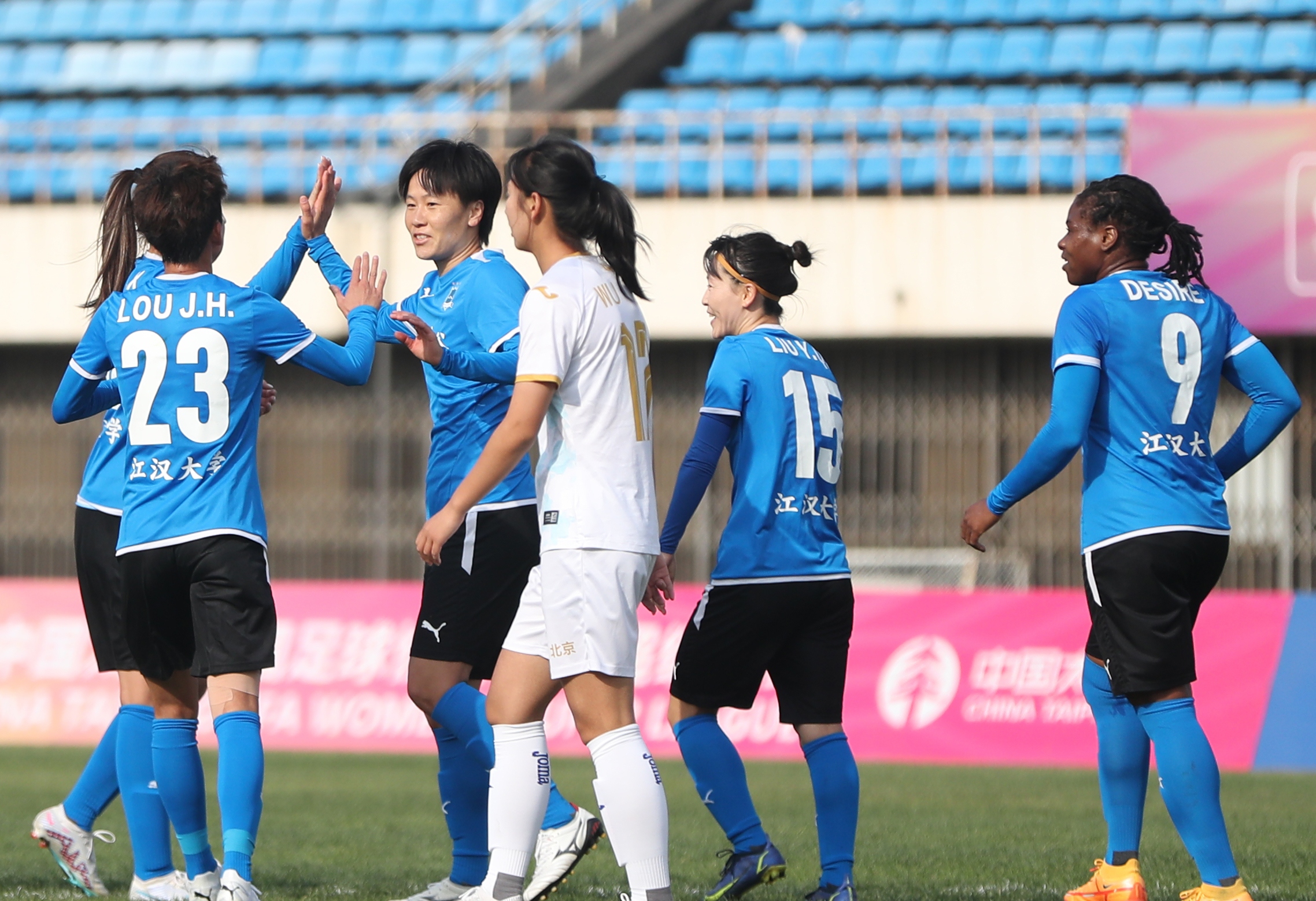 黑白直播在线观看-包含大洋洲女足冠军队员集体嘉奖的词条