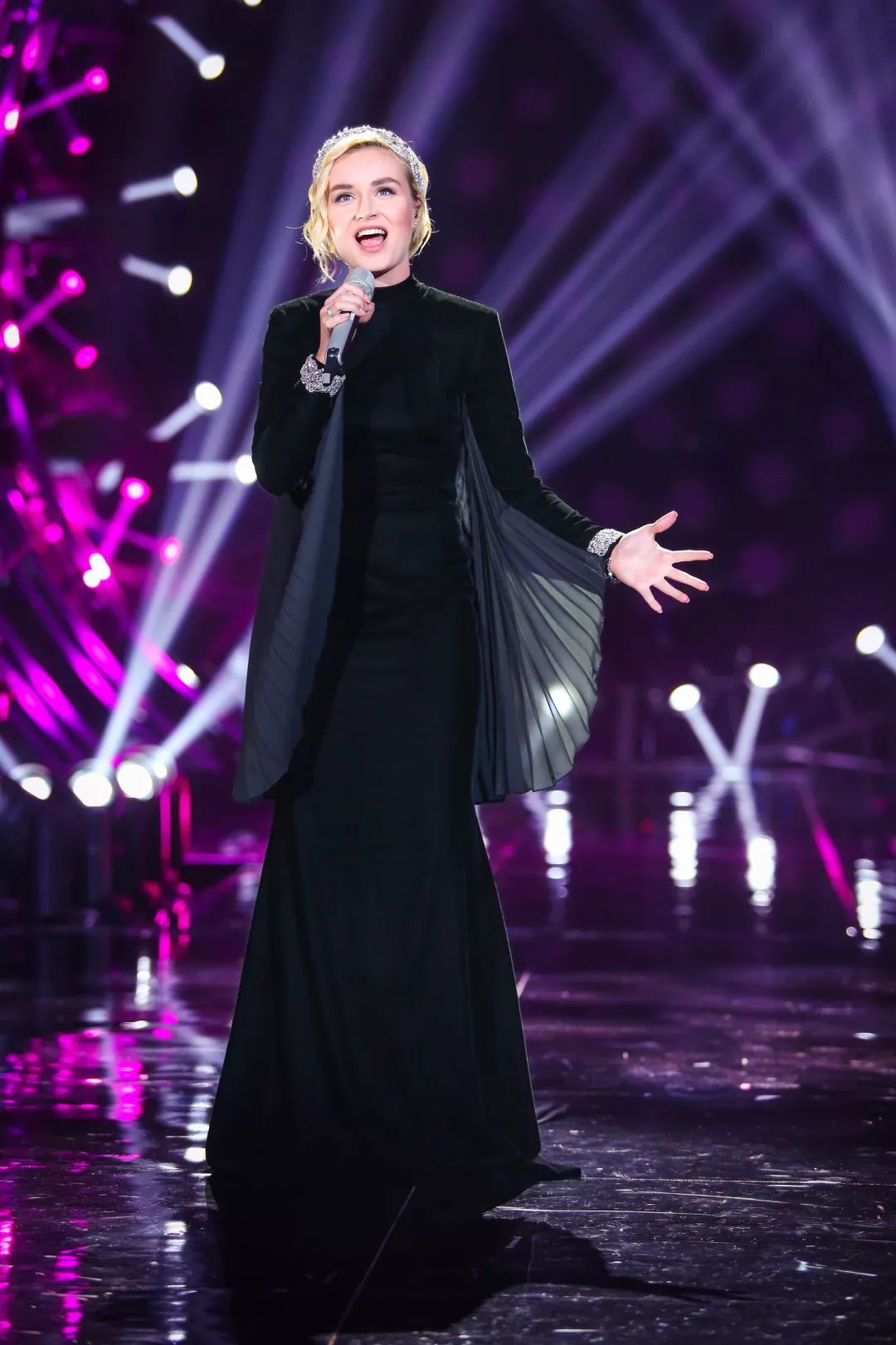 黑白直播nba-哥伦比亚选手绽放光芒，勇夺桂冠