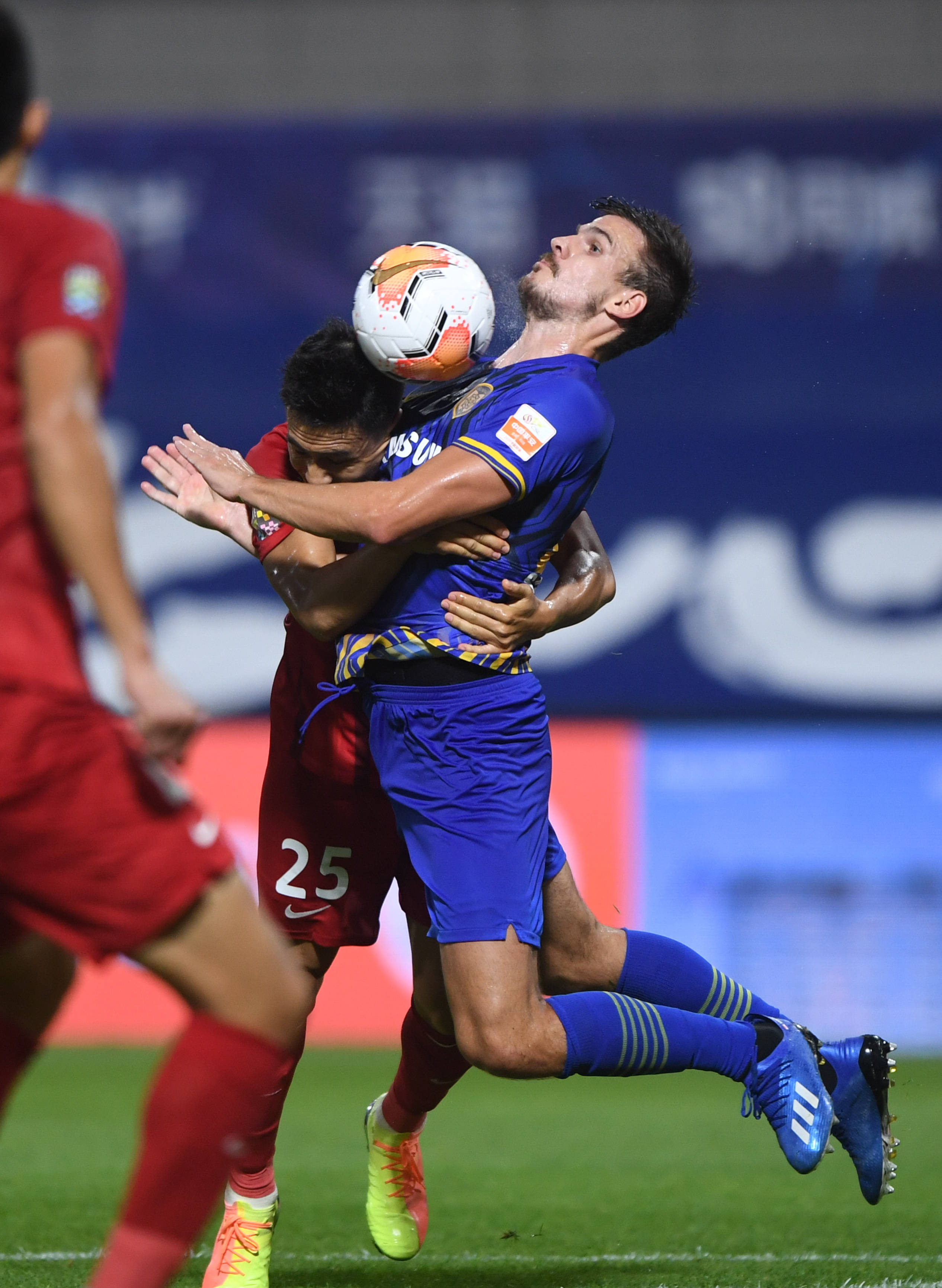 关于江苏苏宁队员受伤，教练组全力照顾球员康复的信息