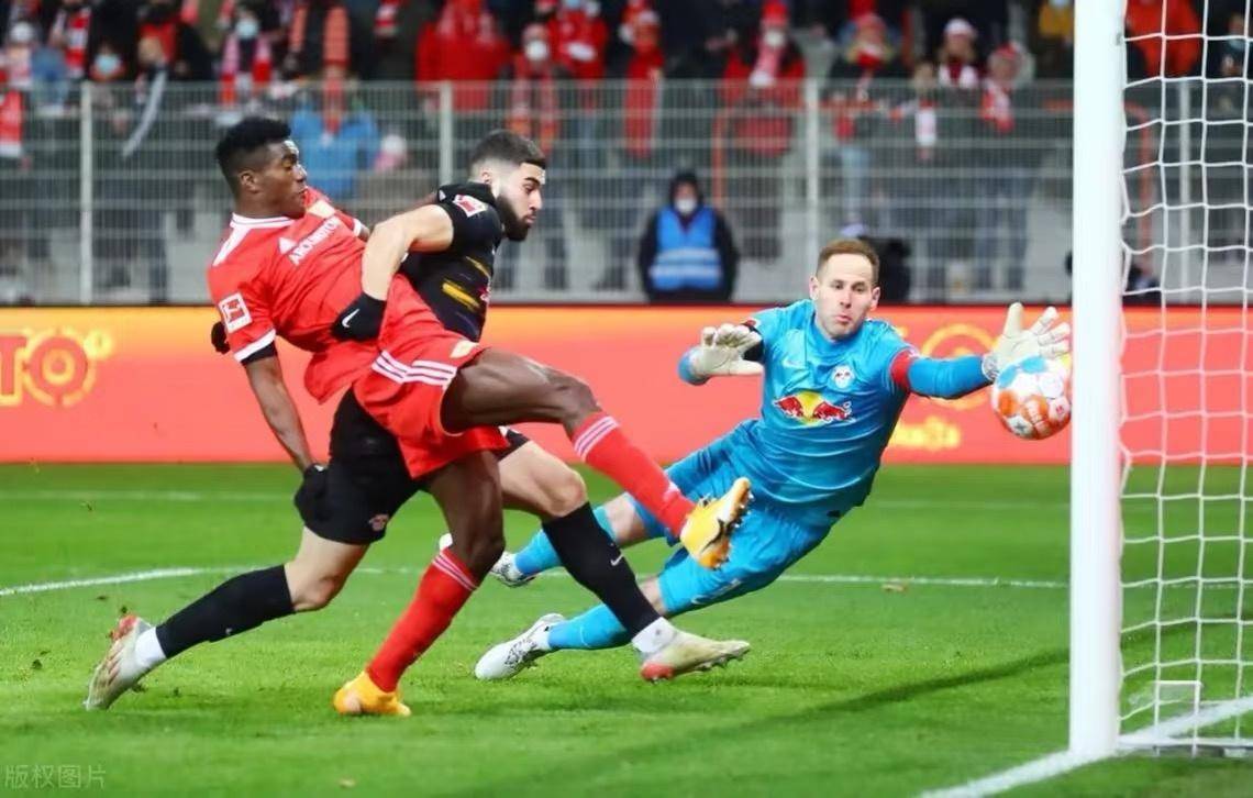 黑白直播在线观看-柏林联队员联手作战，取得重要胜利的简单介绍