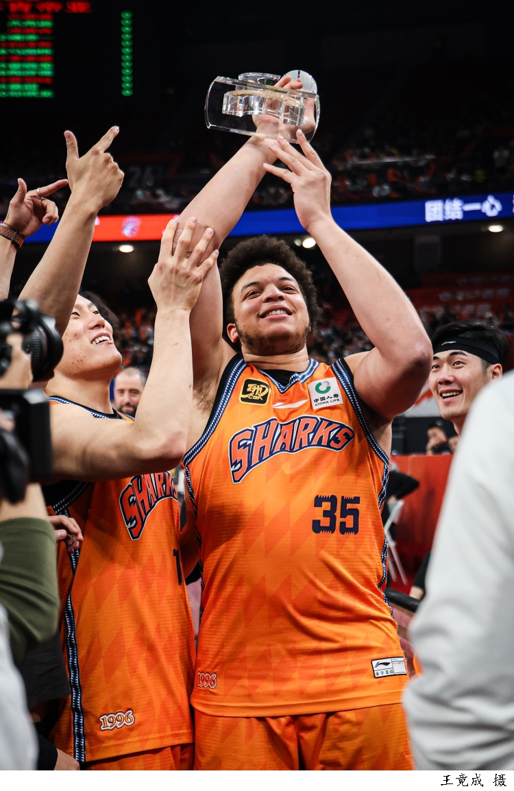 上海男篮击败重庆队，晋级决赛