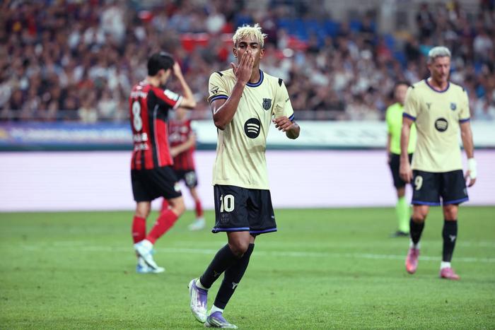 关于苏亚雷斯梅开二度，助巴萨击败对手的信息