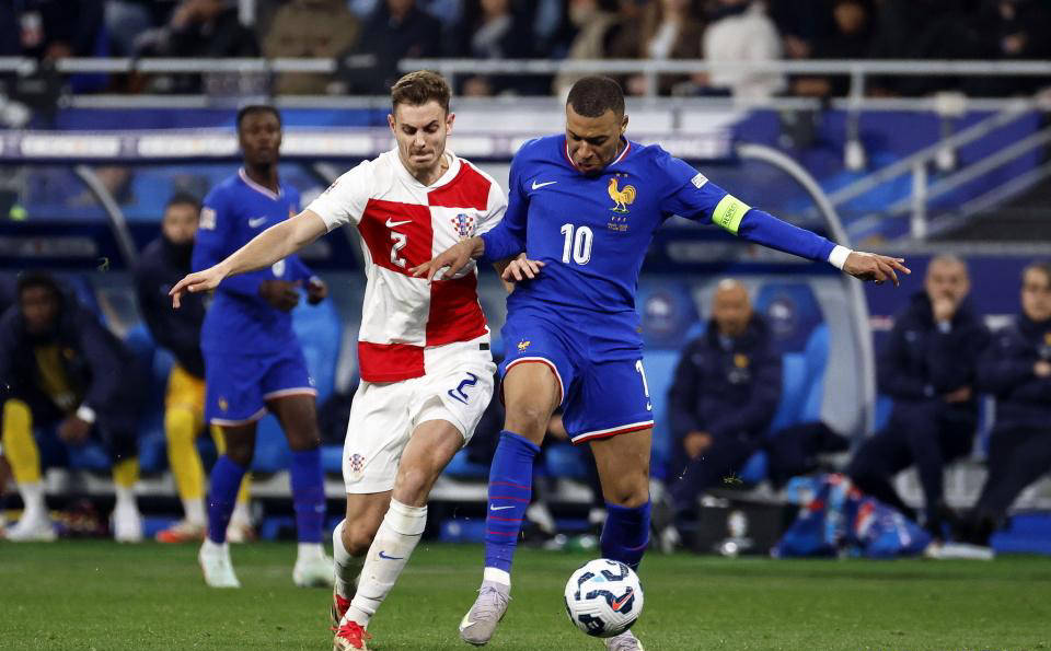 黑白直播网-热血激战：欧国联比赛中的紧张一幕的简单介绍