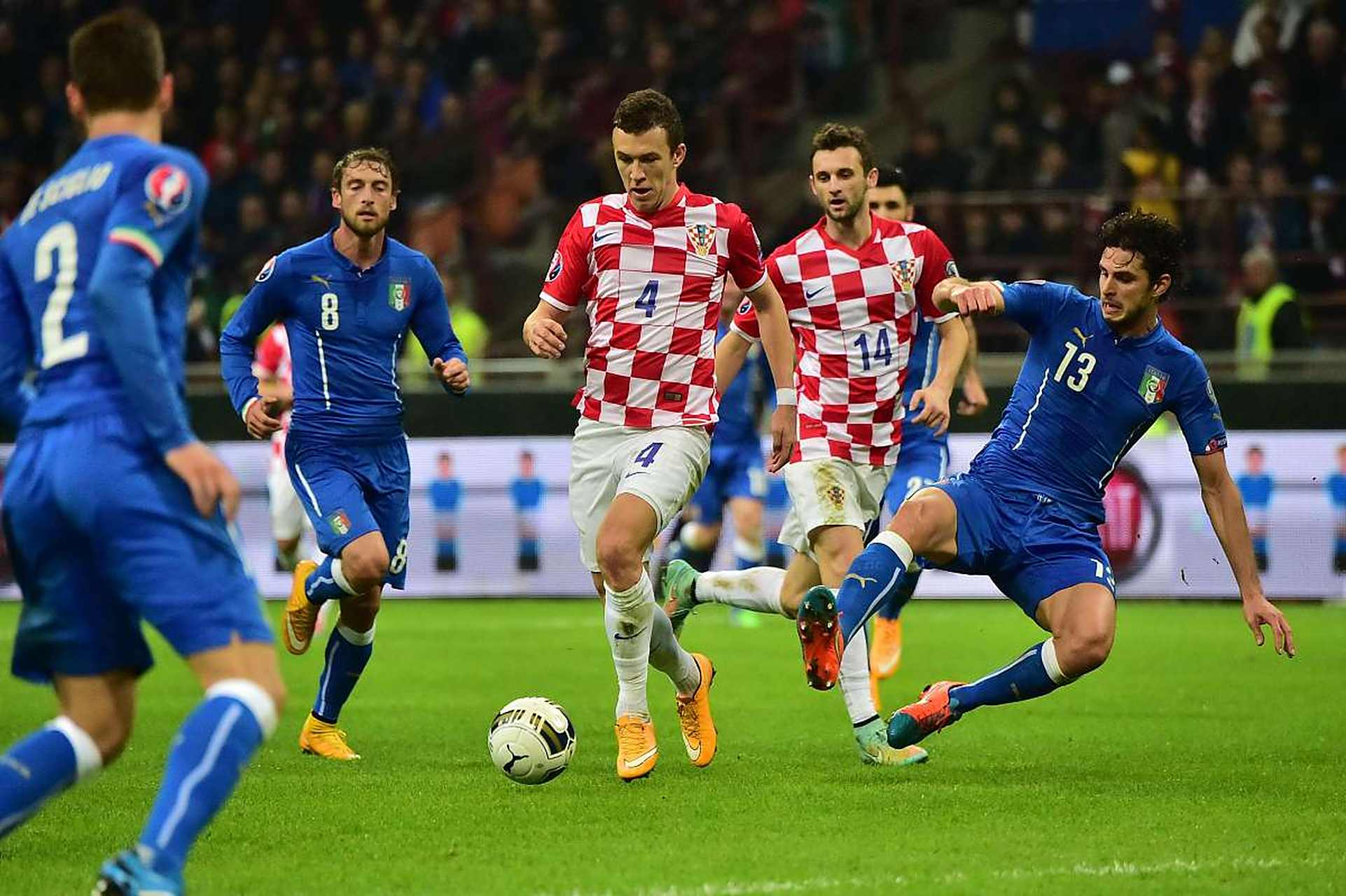 欧洲杯预选赛精彩纷呈，球场上激烈角逐