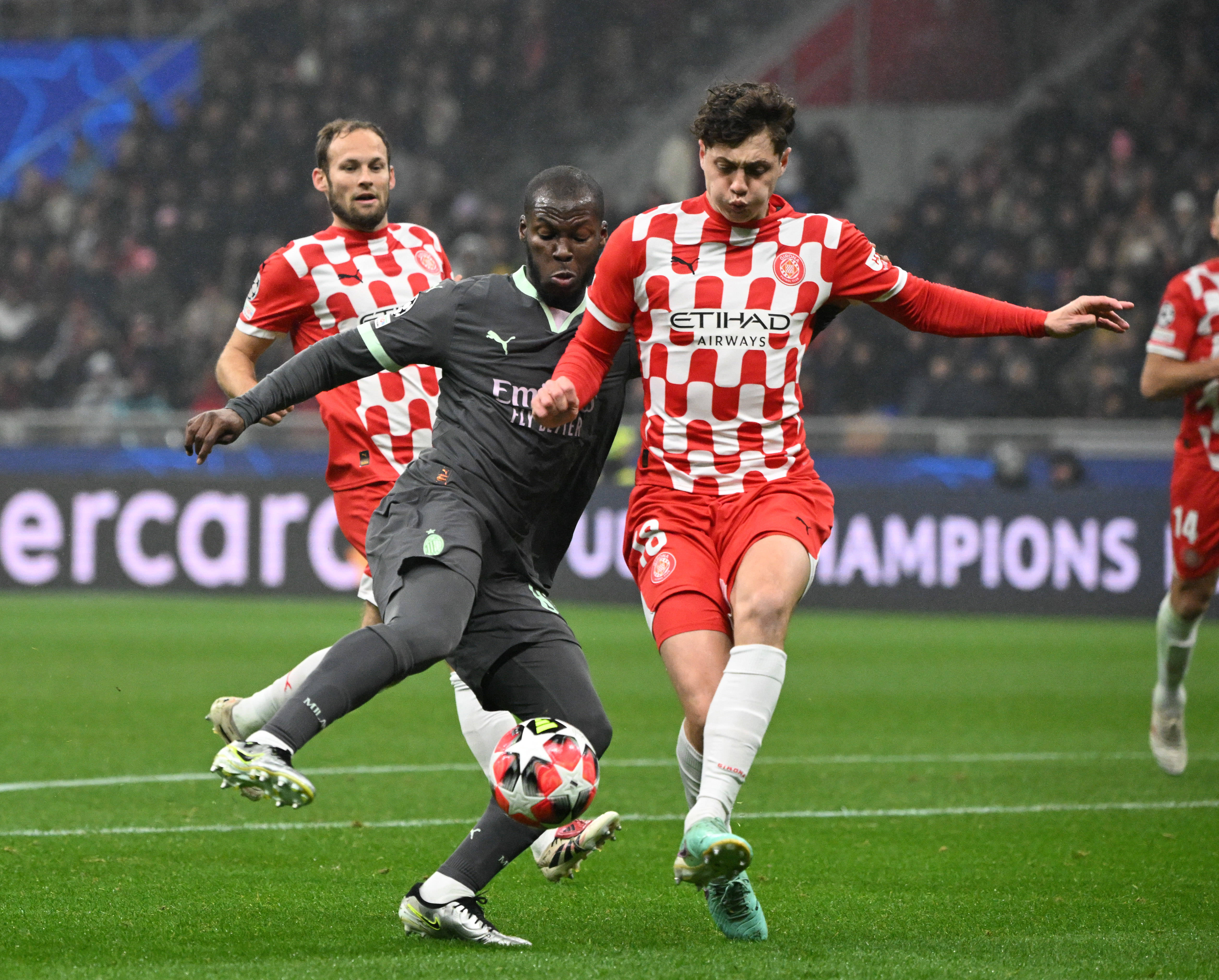 黑白直播免费体育直播-AC米兰客场击败热那亚，提前锁定欧联杯资格