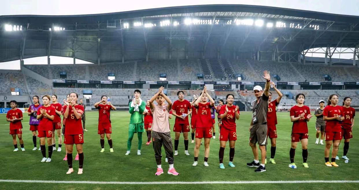 黑白直播nba在线观看-体育精神：女足选手比赛中拼搏奋斗的简单介绍