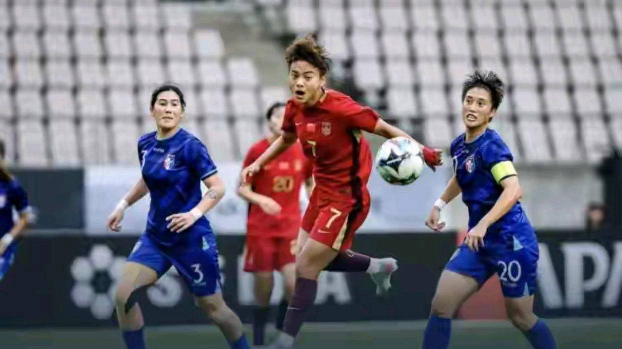 体育精神：女足选手比赛中拼搏奋斗的简单介绍