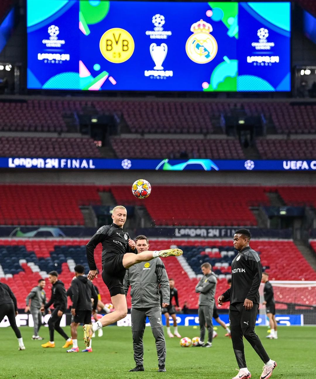 黑白直播免费体育直播-多特蒙德球员备战国际对手的比赛