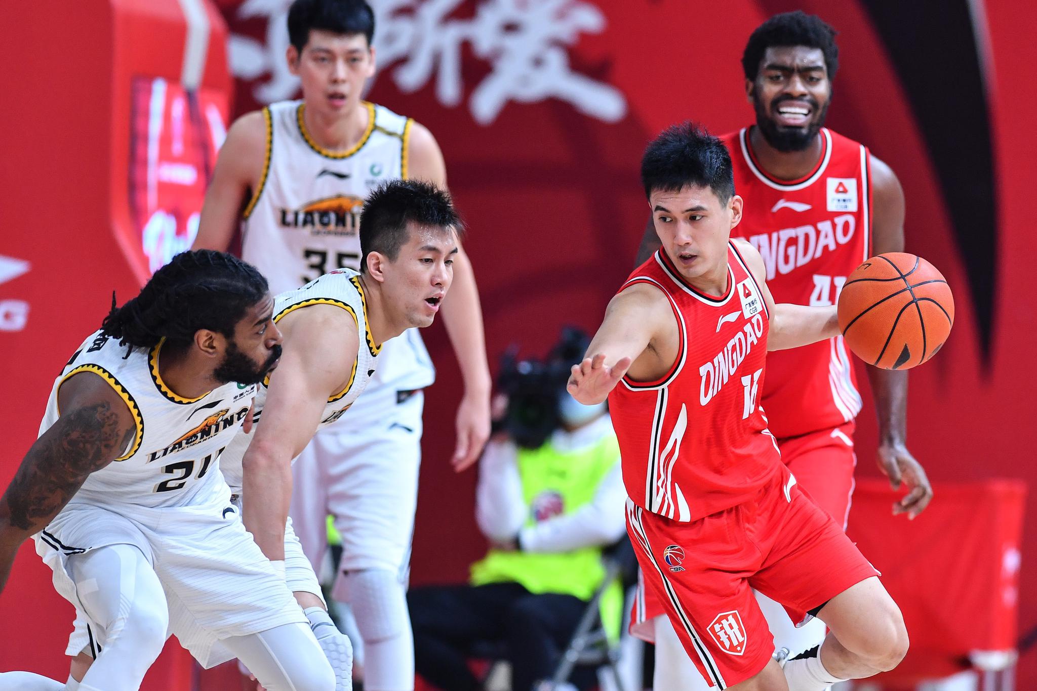 黑白直播免费体育直播-山西队不敌广东队，积分榜差距愈发明显