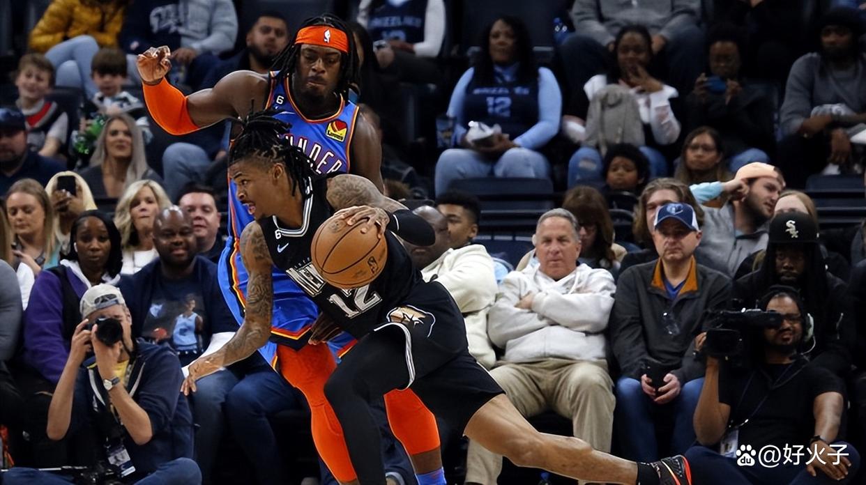 黑白直播免费体育直播-灰熊队力克联盟劲旅，打出全队合作凝聚力取得胜利