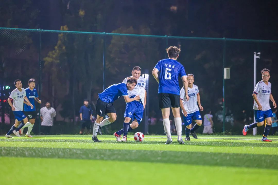 黑白直播免费体育直播-足球赛事场上迸发出的激情依然燃烧！的简单介绍