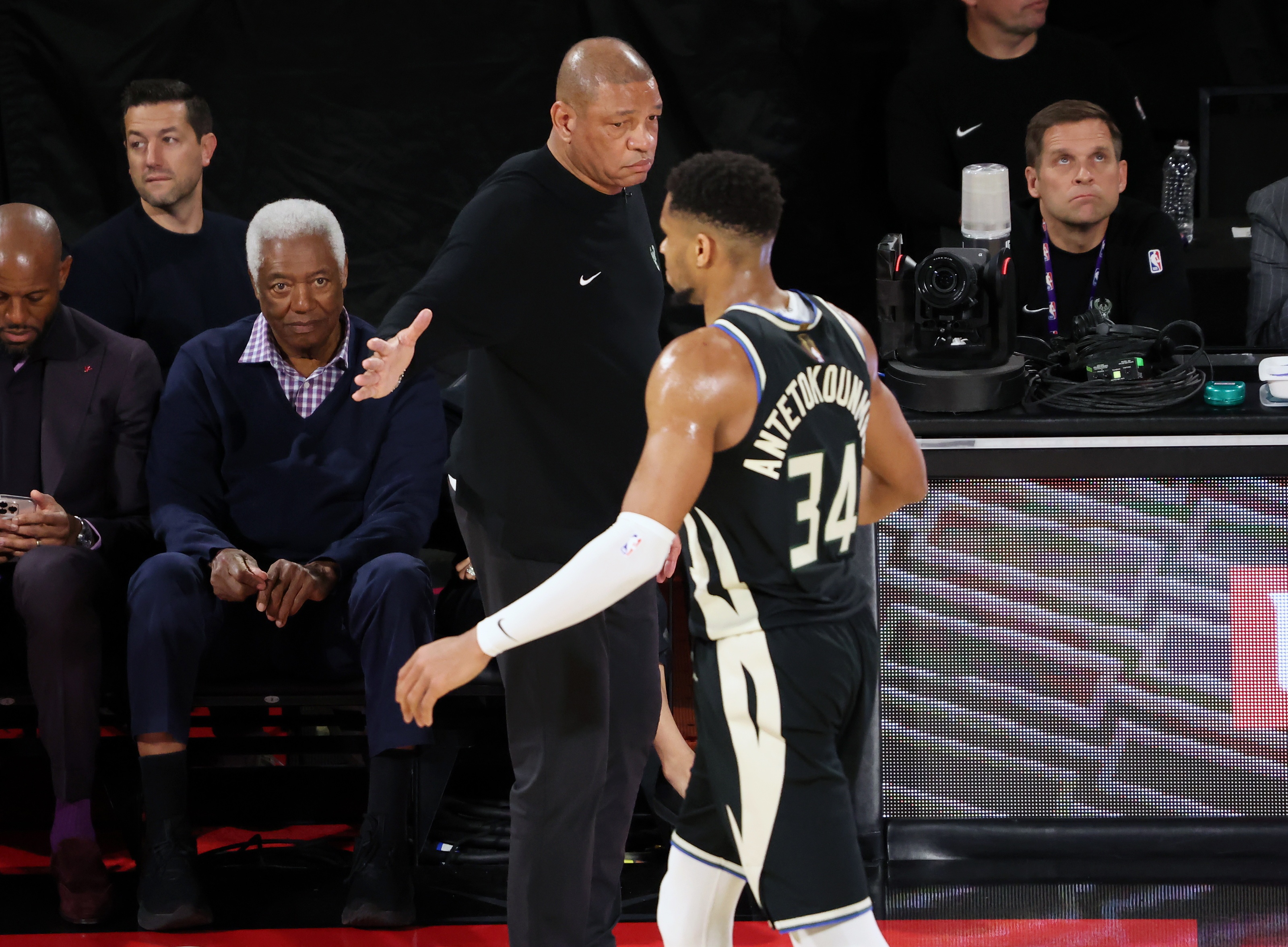 关于雄鹿大胜老鹰，字母哥独得45分的信息