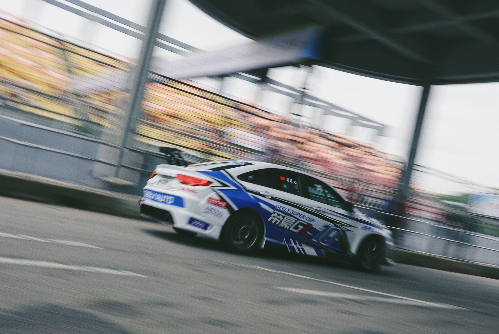 包含连胜势头难挡！赛车豪取十连胜的词条