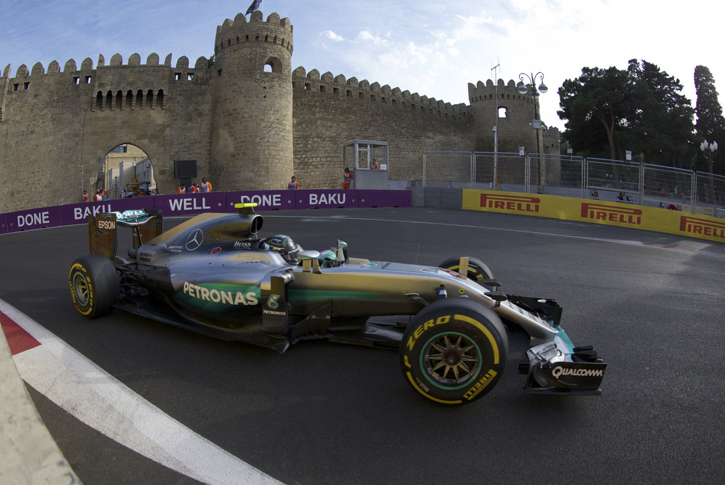 F1街道赛之夜,武切维奇主宰比赛走向 F1街道赛之夜,武切维奇主宰比赛走向